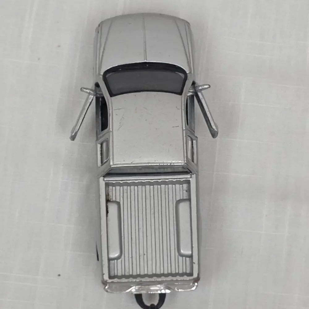 Maisto Chevrolet Silverado Pickup Truck 1:48 Diecast Silver Opening Doors Model